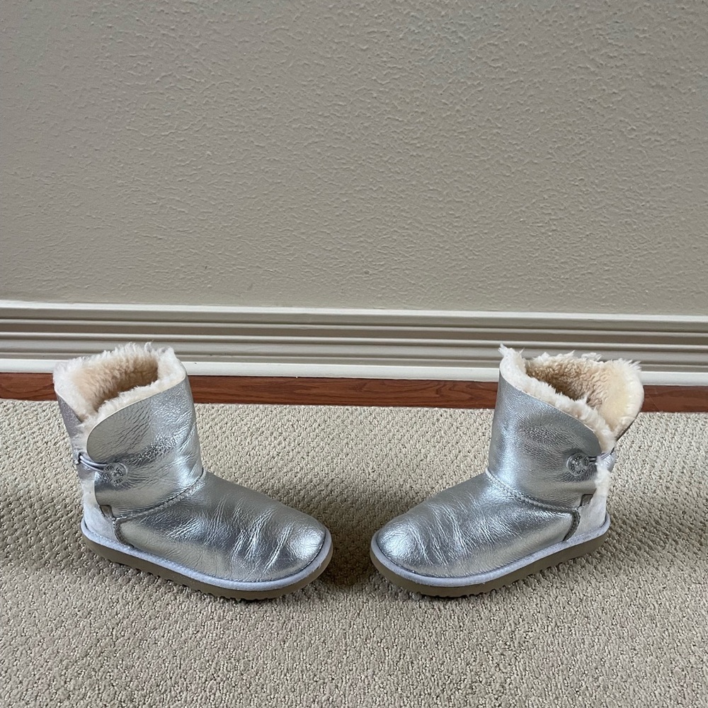 UGG Kids Metallic Silver Boots with Cream Fur - Picture 7 of 9